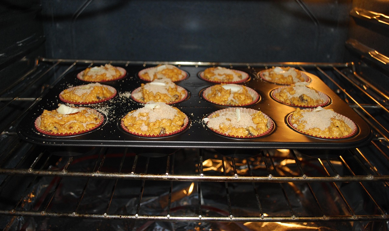 gambar kue sedang di baking pada oven
